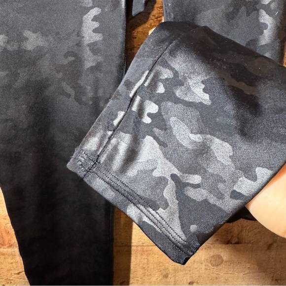 SPANX Faux Leather Camo Legging Black size Large - Picture 6 of 13